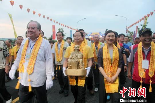 湖南神農(nóng)大帝祖廟聖駕，6月6日至16日首次赴臺灣巡境賜福。圖為聖駕抵臺，在新北市三重先嗇宮駐蹕安座，受到廟方及信眾盛大歡迎?！↑S少華 攝