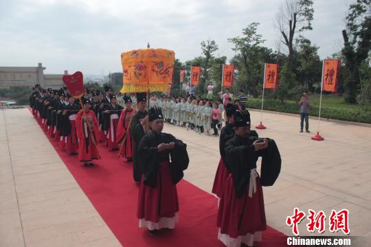 福建晉江舉行祭孔大典 臺(tái)灣派代表擔(dān)任“亞獻(xiàn)官”