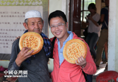 參訪團(tuán)成員前往少數(shù)民族家中做客