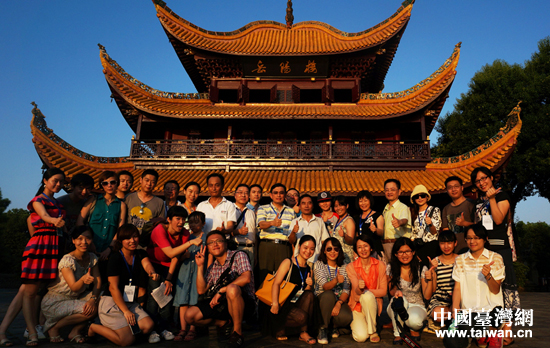 7月30日傍晚，兩岸媒體也一同登上了岳陽樓，在夕陽的映襯下，懷古憶今，飽覽洞庭湖光山色。