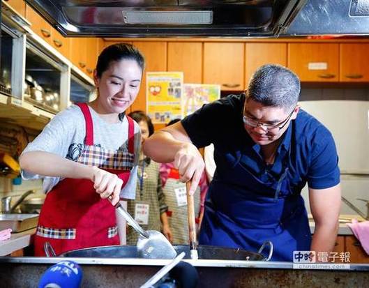 國(guó)民黨臺(tái)北市長(zhǎng)參選人連勝文與夫人蔡依姍，一起下廚炒菜，給年老民眾當(dāng)晚餐