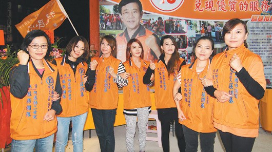 家有“七仙女”合體分工助爸爸拼選戰(zhàn)（圖）