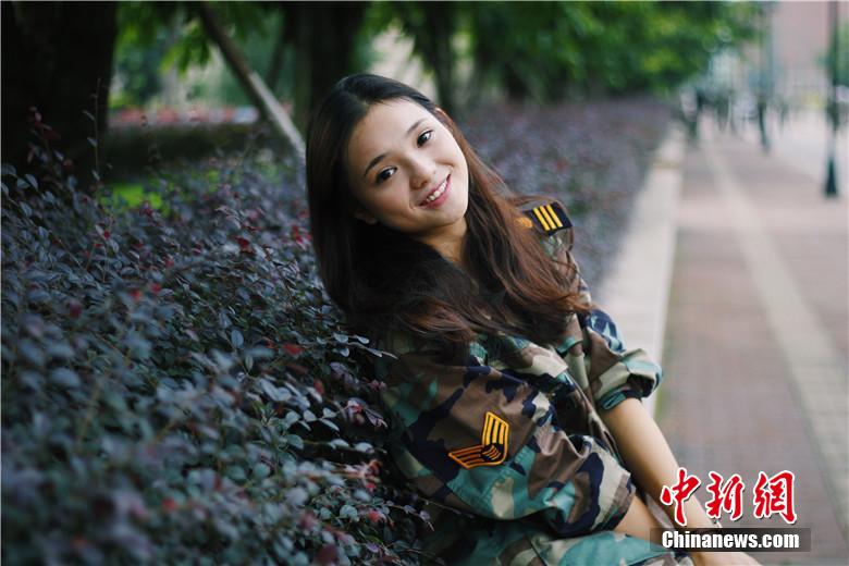 95後女神軍訓(xùn)照 清純俏麗