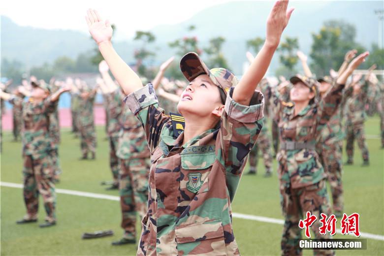 95後女神軍訓(xùn)照 清純俏麗