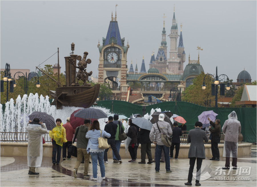 迪士尼小鎮(zhèn)開放　市民冒雨探營嘗鮮