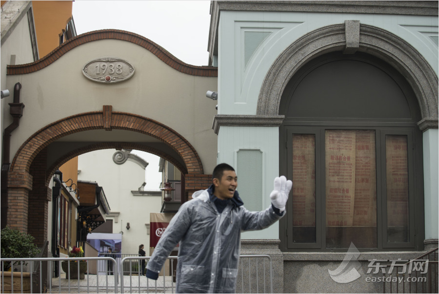 迪士尼小鎮(zhèn)開放　市民冒雨探營嘗鮮