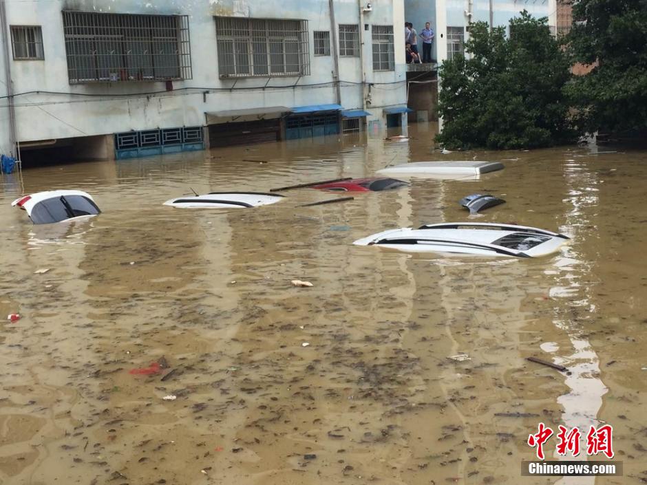 湖南道縣遭龍捲風(fēng)和暴雨襲擊 汽車被沒頂