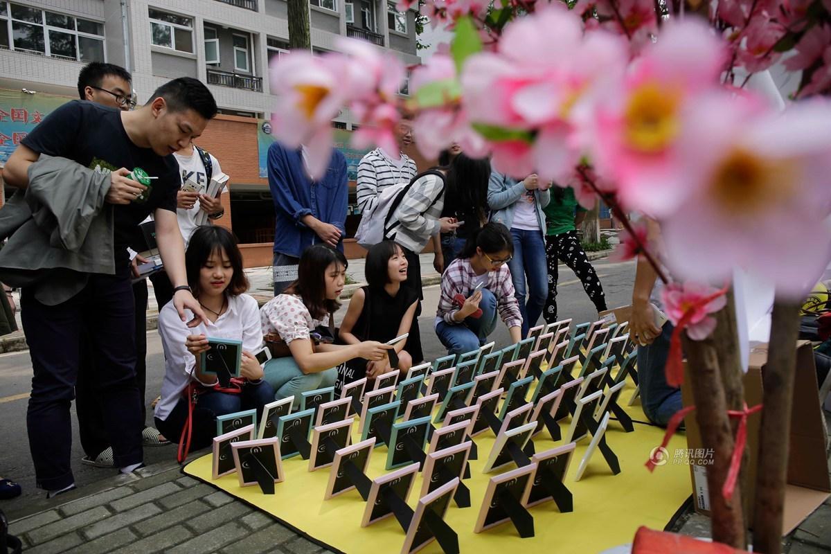 武大畢業(yè)生賣校花 同學出高價為情懷買單(組圖)