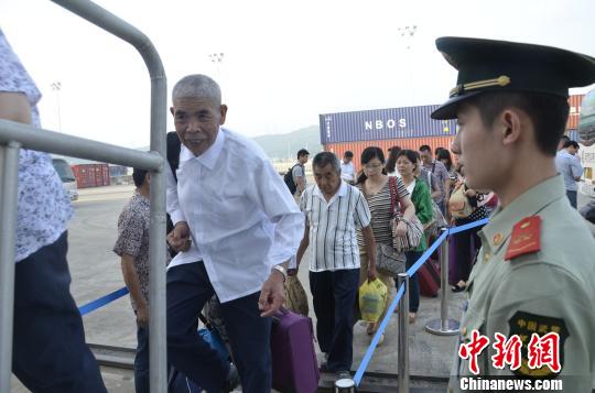 邊檢官兵服務(wù)浙臺(tái)兩岸旅客交流