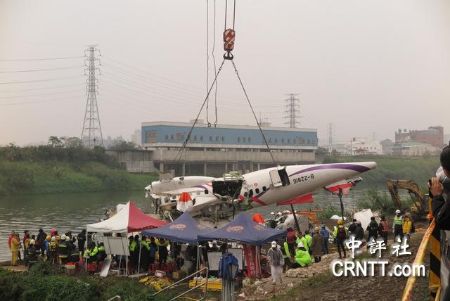 復(fù)興航空飛機(jī)殘骸轉(zhuǎn)運(yùn)怵目驚心