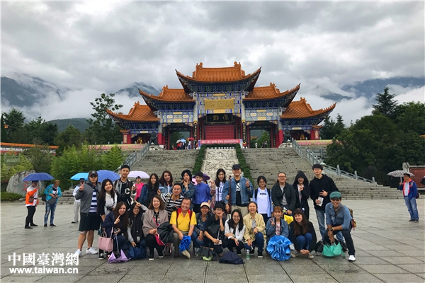 兩岸師生在崇聖寺合影留念