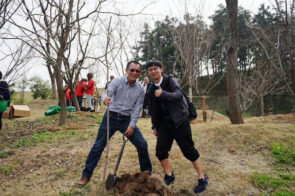 植樹(shù)現(xiàn)場(chǎng)。