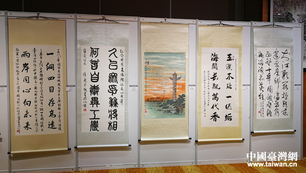 參展的部分作品，居中者為在京臺(tái)籍著名書(shū)畫(huà)家黃正襄作品