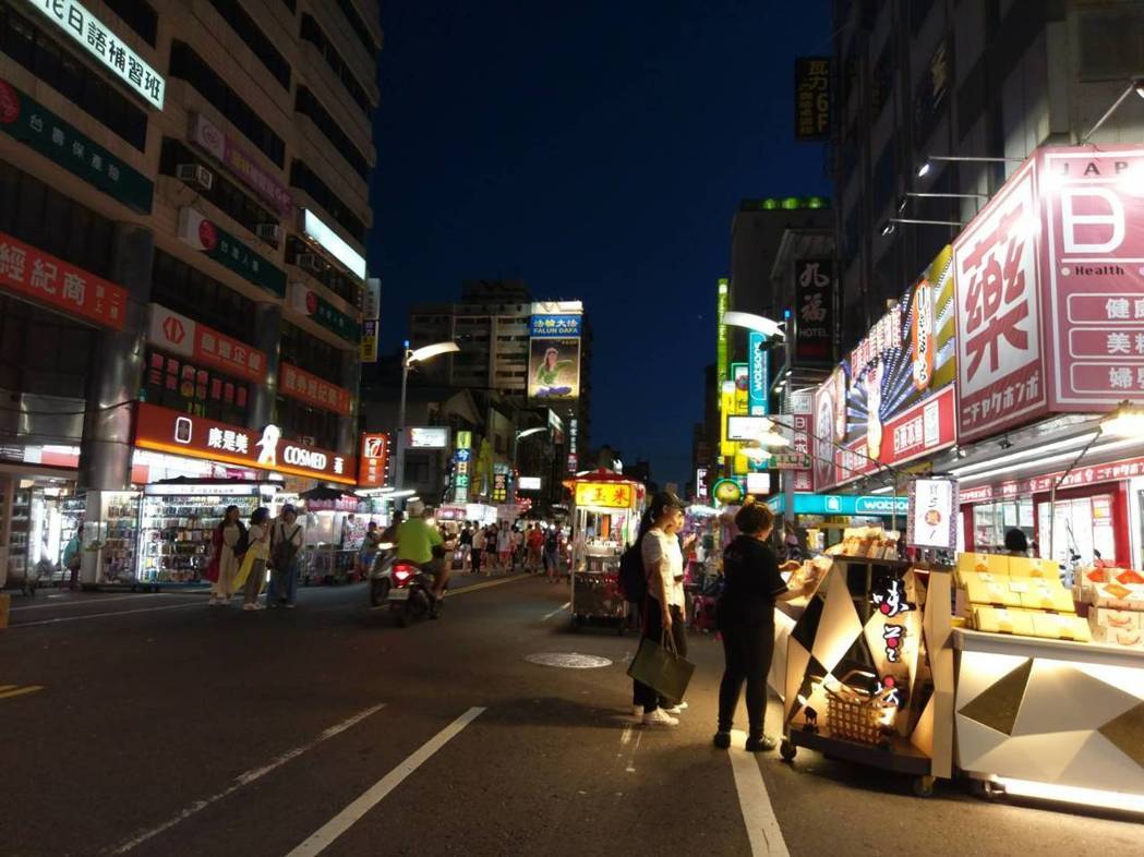 陸客近半年減6成以上，六合夜市生意慘澹。（圖片來(lái)源：臺(tái)灣《聯(lián)合報(bào)》）