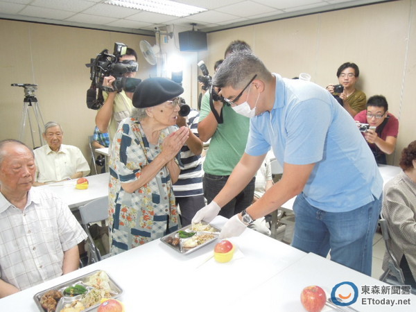 民黨臺(tái)北市長(zhǎng)參選人連勝文今天與老人共餐，親自為長(zhǎng)輩打菜、端飯