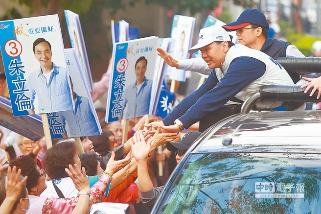 新北市長(zhǎng)朱立倫26日掃遍新北八里、淡水及三芝、石門、金山、萬(wàn)里6個(gè)區(qū)，到處都有民眾相挺