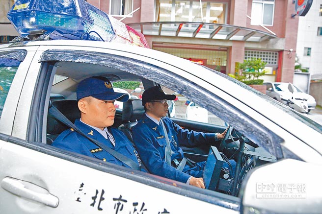 臺北市長當(dāng)選人柯文哲主張撤除派出所，民眾報案可集中到警局，派出所則改成警備車，成為行動派出所。圖為臺北市基層警察上警備車出勤。（圖片來源：臺灣中時電子報）