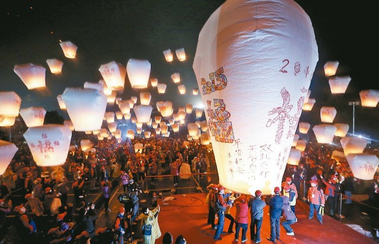 5日晚，大小天燈齊放升空，照亮平溪夜空