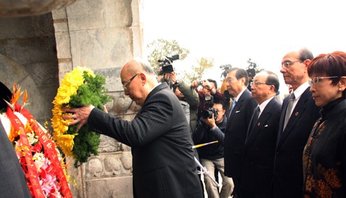 吳伯雄率領(lǐng)的國(guó)民黨大陸訪問團(tuán)一行，赴碧雲(yún)寺拜謁了孫中山先生的衣冠冢，並敬獻(xiàn)花圈。