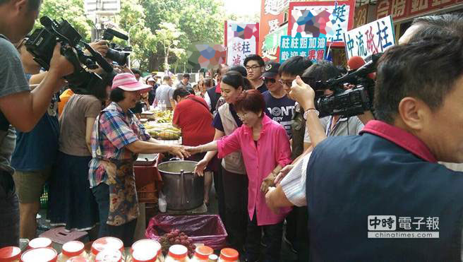 洪秀柱高雄左營(yíng)果貿(mào)社區(qū)眷村市場(chǎng)拜訪，受到民眾熱烈的歡迎