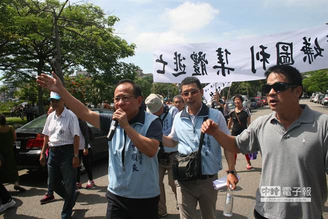 曾順良從議會帶領(lǐng)民眾一路喊口號到市府。（中時電子報 程炳璋攝）