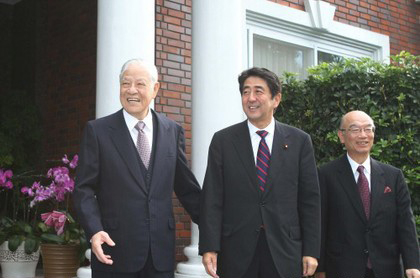 前日本首相安倍晉三(中)，曾赴翠山莊拜訪李登輝(左)