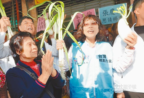 王如玄“掃街處女秀”風(fēng)格神似朱立倫（圖）