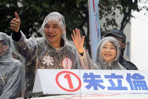 國(guó)民黨2016候選人的朱立倫則選擇用行動(dòng)説話(huà)，密集掃街拜票，即便遇到大雨天氣，依然冒雨前行，堪稱(chēng)風(fēng)雨無(wú)阻