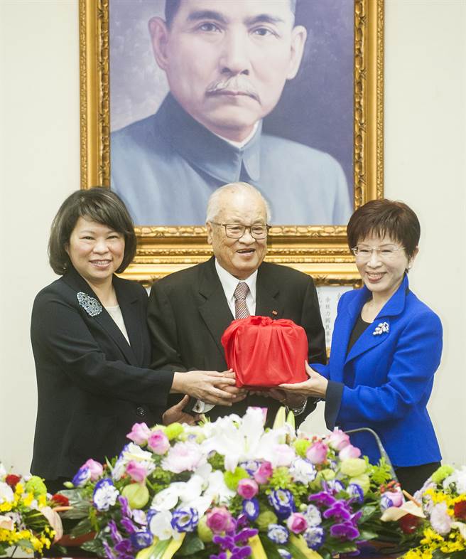 洪秀柱就職國民黨主席 宣示重建戰(zhàn)鬥團(tuán)隊(duì)