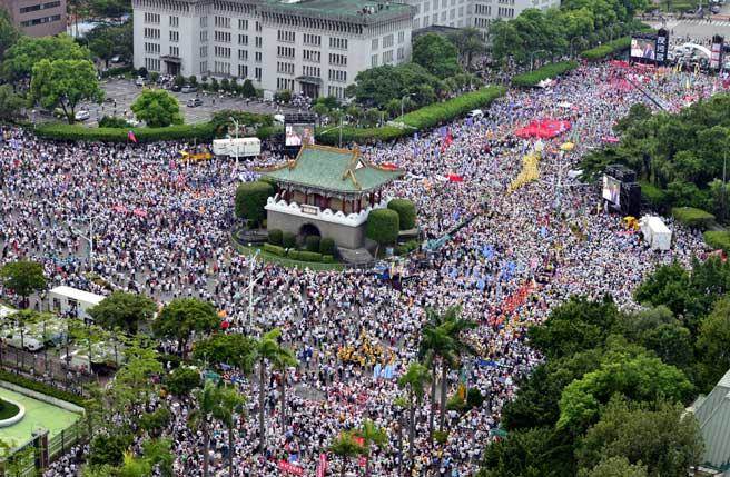 退休軍公教3日走上街頭，以“要尊嚴(yán)、反污名”為要求，向新當(dāng)局表達(dá)不滿怒吼，圖為抗議軍公教團(tuán)體聚集在凱道周邊