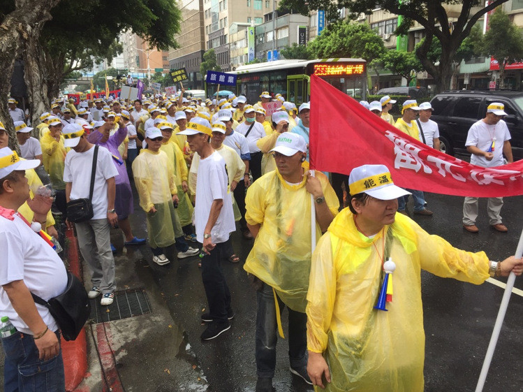 “百萬觀光産業(yè)自救會(huì)”12日冒雨走上凱道，希望臺(tái)當(dāng)局解決觀光産業(yè)的困境