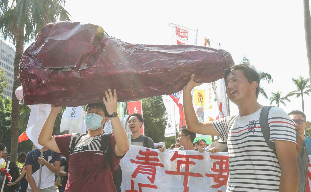 多個(gè)青年團(tuán)體上午在“立法院”前集合，抬著象徵年輕人的“血汗肝”走到民進(jìn)黨中央黨部表達(dá)抗議