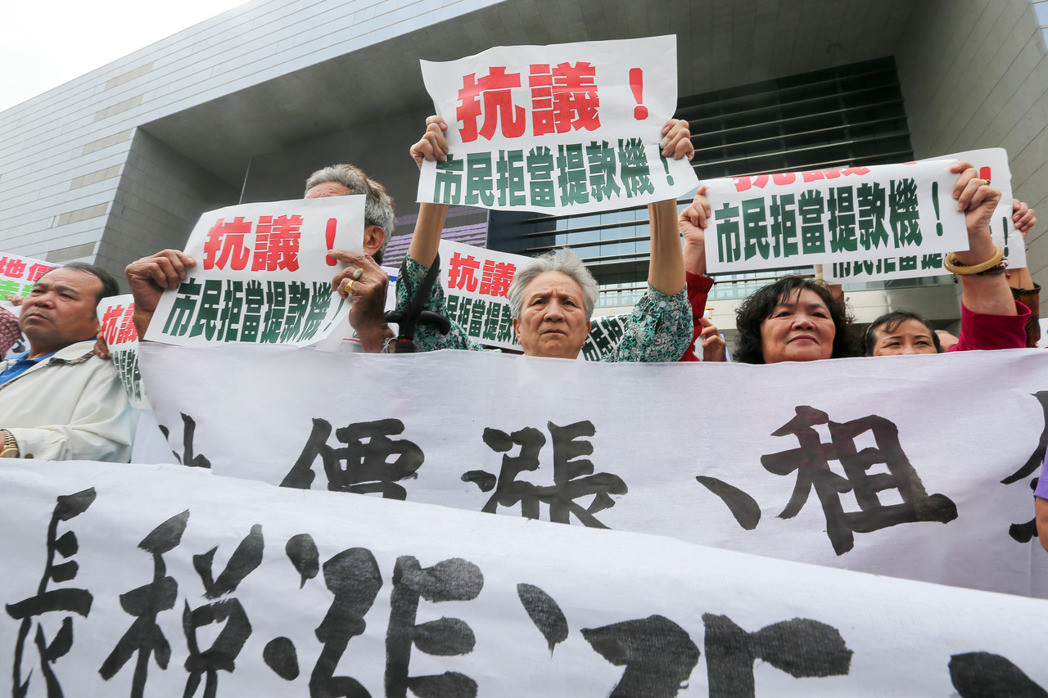 數(shù)百名臺中市民因地價(jià)稅飆漲，在多名議員帶領(lǐng)下，到臺中市政府抗議