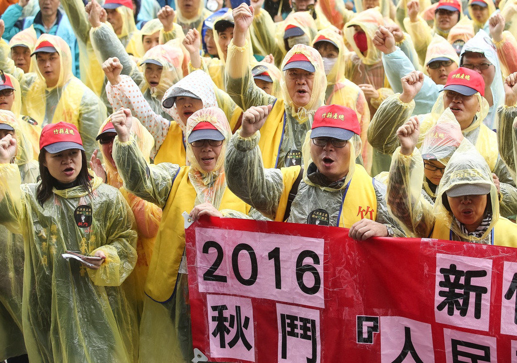 戳破假轉型！ 臺“秋鬥”團體冒雨聚集民進黨中央