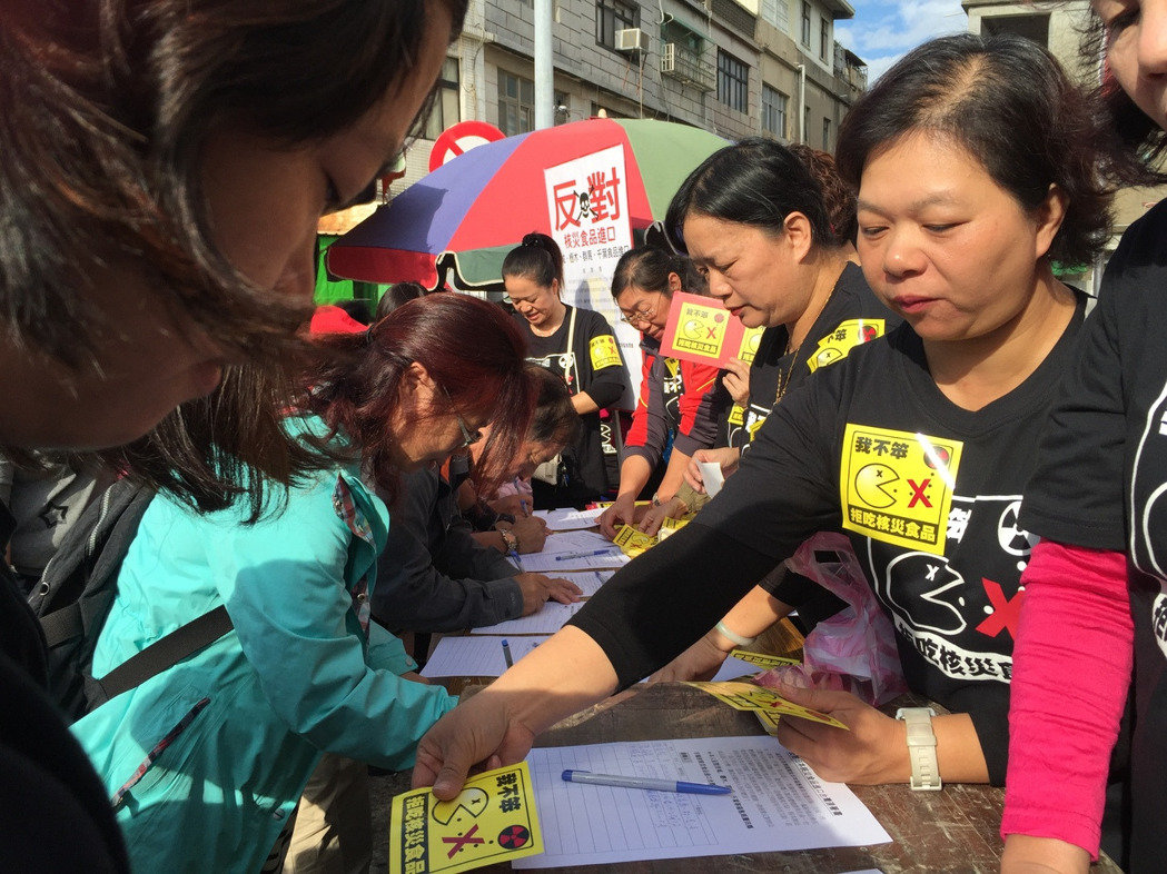 國民黨“反核食投票”金門場聯(lián)署活動，4日在金門最熱鬧的金城東門菜市場舉行，民眾熱情響應(yīng)