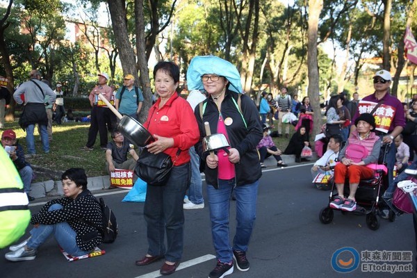 國(guó)民黨發(fā)動(dòng)反核食遊行 民眾敲鍋碗瓢盆喊"還我食安"