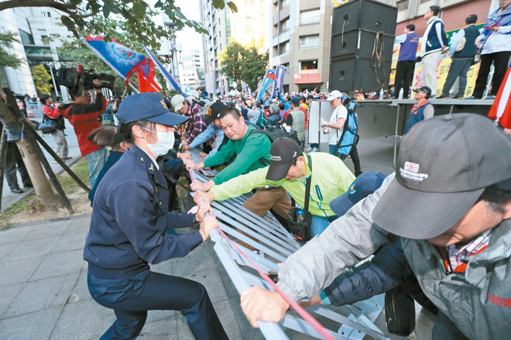 蔡當(dāng)局“年金改革”引上千人抗議 主管官員缺席