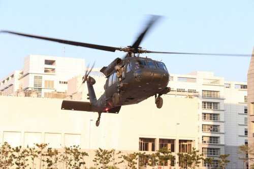 臺灣陸軍UH-60M型直升機(jī)降落臺當(dāng)局防務(wù)部門博愛營區(qū)。(圖：臺灣《聯(lián)合報(bào)》)