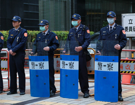 臺灣八百壯士繞行“立法院” 高喊“蔡英文下臺”