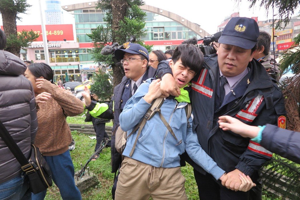 “臺獨”社團欲拆蔣介石銅像 毆打警察卻喊“警察打人”