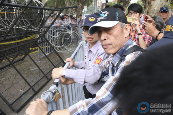 民進(jìn)黨眾官員點(diǎn)讚"軍公教清明節(jié)去死" 洪秀柱急了!