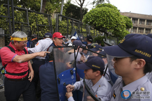 臺官員罵群眾"早點去死" 藍批綠用選戰(zhàn)模式撕裂社會