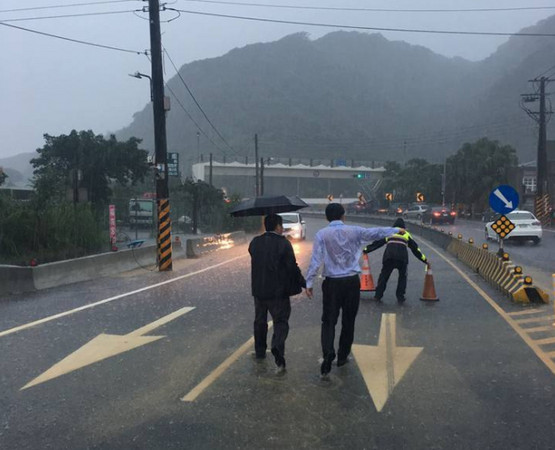 豪雨成災(zāi)官員只顧作秀神隱 侯漢廷:當(dāng)局不是養(yǎng)豬場(chǎng)