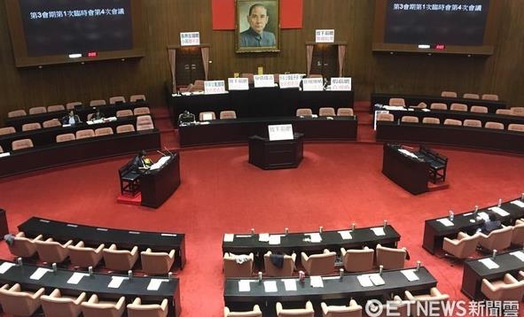 一躺到底抗“前瞻”國(guó)民黨民代搬睡袋躺椅夜宿“立法院”