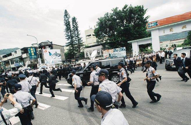 蔡英文出門靠移動人墻保護 臺警察要訓(xùn)練和奧迪A8賽跑