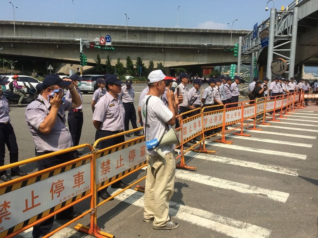 民進(jìn)黨開會佈置大批警力頂烈陽戒備 陳抗團(tuán)體零星現(xiàn)身