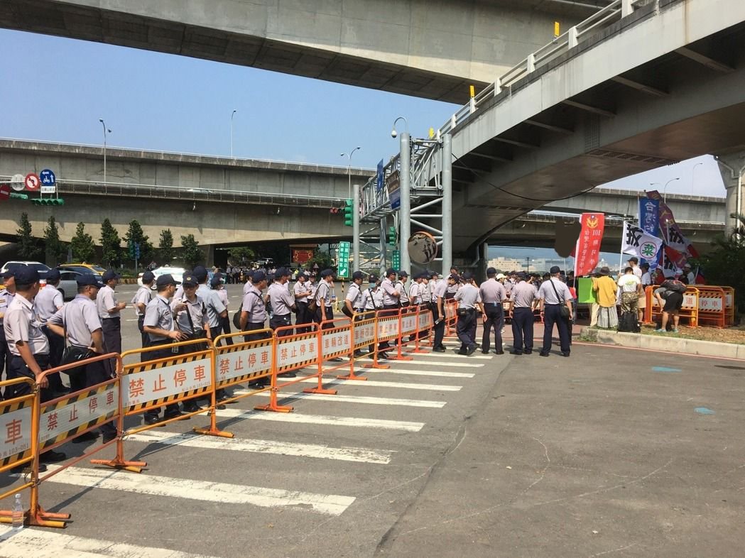 民進(jìn)黨開會佈置大批警力頂烈陽戒備 陳抗團(tuán)體零星現(xiàn)身