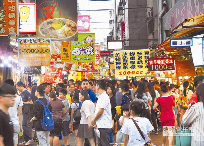 逢甲夜市雖然是臺灣唯一入選品牌市集的夜市，但依舊難擺脫“墾丁化”隱憂.