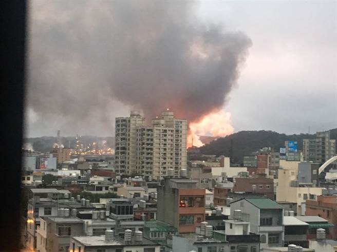 臺(tái)灣“中油”桃園煉油廠發(fā)生爆炸 火光烈焰沖天