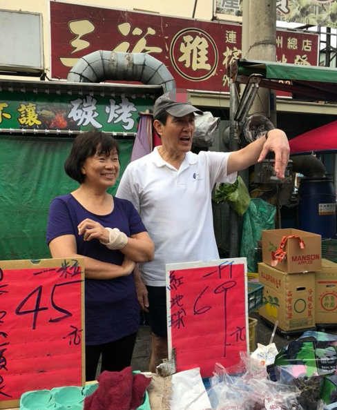 馬英九赴屏東探望龍應臺 當街幫忙叫賣水果引圍觀